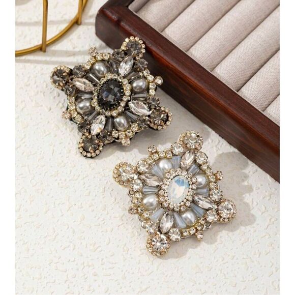 Beautiful Victorian Style Lapel Clip - Picture 7 of 7
